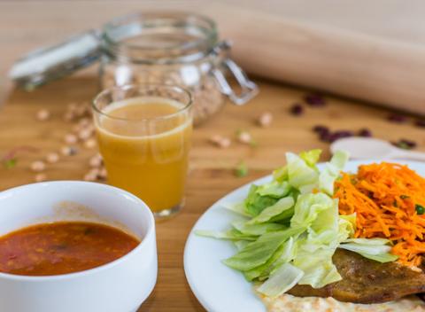 ZdRAWé menu vo Veg life s polievkou, hlavným jedlom a limonádou. Naložte si z toho, čo máte najradšej alebo rovno ochutnajte zo všetkého.