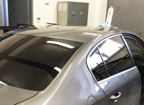 Inštalácia autofólií na okná auta - tónovanie skiel pomocou kvalitných autofólií americkej značky ASWF. Zabezpečia vám ochranu pred slnkom. 