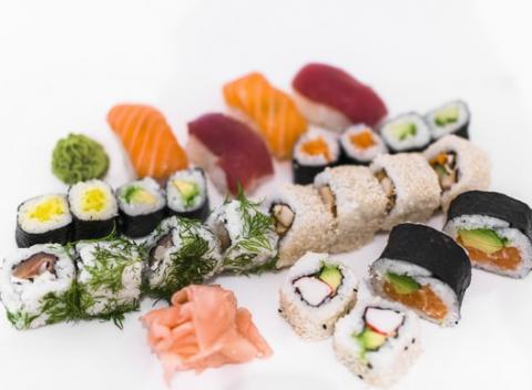 Obľúbená japonská lahôdka v podobe špeciálneho Koshi sushi setu pre dve osoby. Výber tých najchutnejších kúskov až k vám domov.