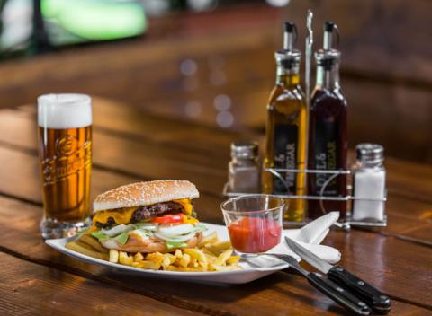 Príďte sa s chuťou zahryznúť do šťavnatého nefalšovaného kusu kvalitného hovädzieho mäsa - 4 druhy burgerov s hranolkami a nápojom v ALFE.