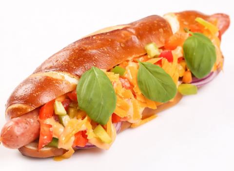 Fantastický americký Hot Dog "Vrožku" vo Fresh Markete. Skvelú chuť zaručuje aj ručne a na mieru robené pečivo od pekára.  