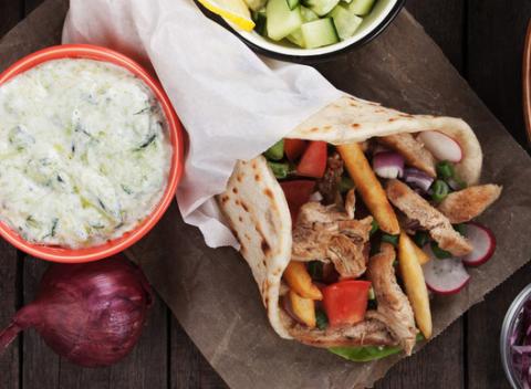 Šťavnatý kurací kebab, ktorý si môžete vziať so sebou alebo vychutnať s kamarátmi na terase známej reštaurácie Palmyra v Mlynskej doline. 