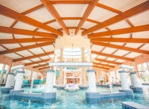 Dovolenka pri jazere Balaton vo Villa Campana *** s polpenziou, šampanským, privátnym wellness, zľavou na masáže a vstupom do kúpeľov.