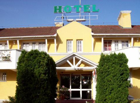 Fantastická letná dovolenka s celou rodinou pri Balatone. Užite si relax pri maďarskom mori v Aeroport Hotel Sagvar s raňajkami.