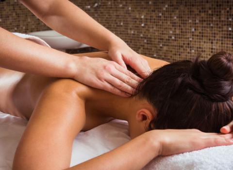 Zoberte svojho partnera či priateľku a užite si kvalitné uvoľňujúce masáže alebo liečebnú masáž karpálneho tunela v 4* Hoteli Bratislava. 