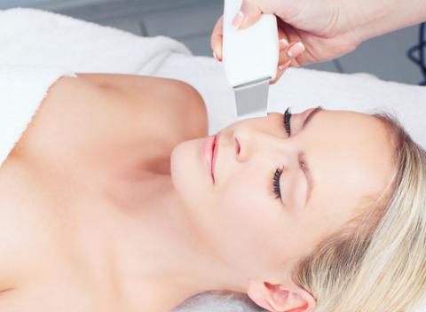 Čistenie pleti s masážou tváre a úpravou obočia. Zdravá a hladká pokožka, to je základ, ktorý môžete dosiahnuť vďaka starostlivosti o pleť. 