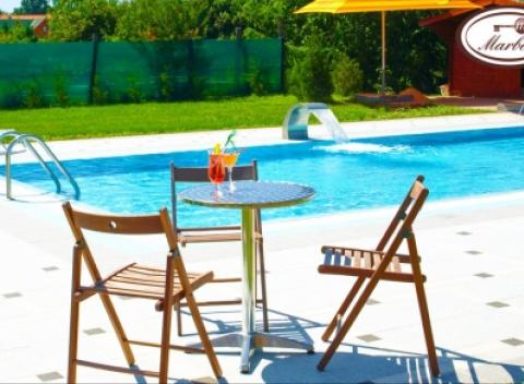 Načerpajte energiu v obľúbených maďarských kúpeľoch Hegykö s polpenziou v penzióne Marben, len 5 minút chôdze od kúpeľov.