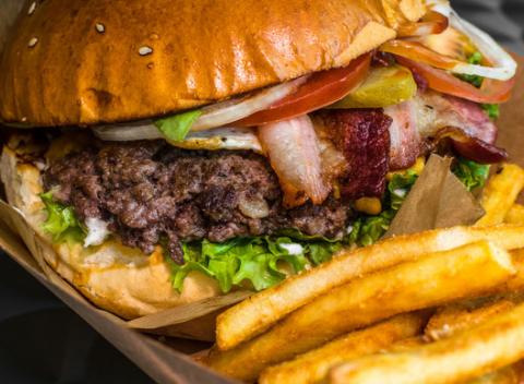 Doprajte si rýchle a chutné občerstvenie v Bratislave. Vyberte si z 5 druhov šťavnatých hamburgerov s hranolkami v Bomber burger.