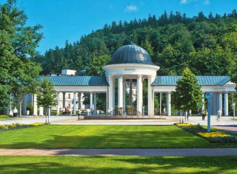 Zabudnite na stres a doprajte si chvíľku oddychu. Parádna dovolenka v Mariánských Lázních v 3* hoteli Kossuth s polpenziou a wellness.