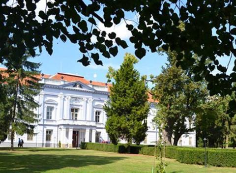 Spoznajte romantickú atmosféru kaštieľa Mojmírovce*** a doprajte si wellness vo dvojici vo vynovenom relax centre.