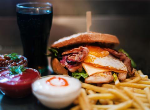 Poriadna porcia burgera MAXIM špeciál zasýti nejedného jedáka. Šťavnatý burger s domácou barbecue omáčkou, hranolkami a malou Kofolou.