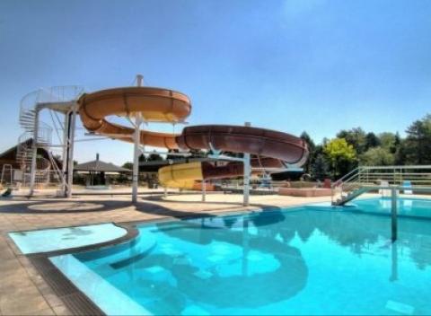 Ak túžite po tichu, pokoji a oddychu, vydajte sa do Chaty Biela Taňa neďaleko Podhájskej. Čaká vás ubytovanie s výhľadom na jazero, raňajky.