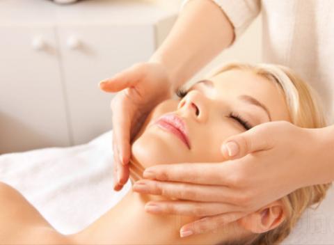 Omladzujúca masáž s čiernymi ríbezľami a vitamínom C a mikromasáž očného okolia. Doprajte vašej pleti to najlepšie.