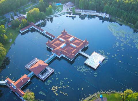 Skvelý Hevíz, 4 dni s raňajkami, masážou, neobmedzeným wellness pre 4 osoby v susedstve najväčšieho prírodného termálneho jazera v Maďarsku.