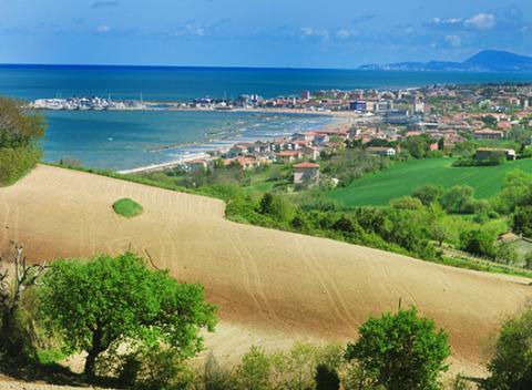 Objavte magické zákutia mestečka Montemaggiore al Metauro dýchajúceho históriou a kultúrou. Skvelá dovolenka na talianskom vidieku. 
