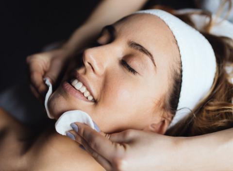 Ošetrenie pleti a dekoltu s liftingovým účinkom vrátane masáže tváre, krku, dekoltu a rúk prírodnou kozmetikou RYOR.