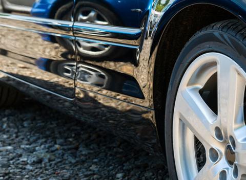 Interiérové čistenie alebo exteriérové ručné umytie auta. Majte auto ako zo škatuľky a doprajte mu generálne čistenie. 