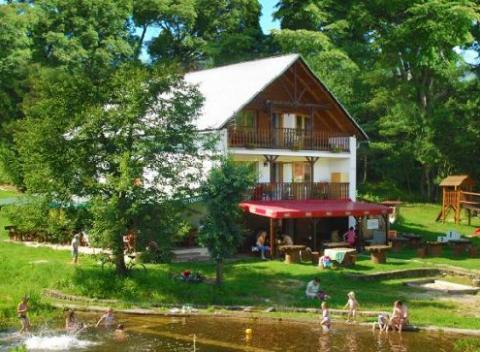 Krásna prírodná scenéria, spev vtákov, šum potoka, úplná pohoda a príjemné ubytovanie, to všetko sľubuje malebný pobyt v Penzióne Skalovka. 