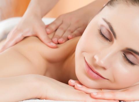 Zverte sa do rúk odborníčky a vojdite do krajiny relaxu a uvoľnenia. Profesionálna masáž chrbta alebo masáž s hrejivým zábalom.