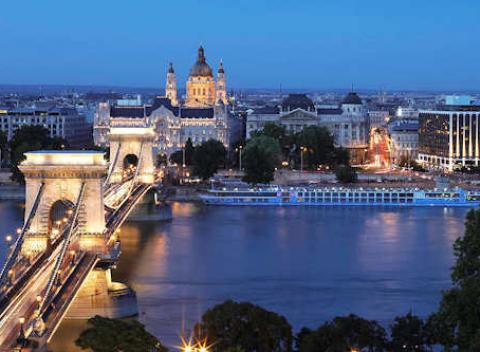 Užite si 4 dni totálneho komfortu s neobmedzeným wellness aj plavbou po Dunaji v luxusnom 5* hoteli Sofitel Budapest v Maďarsku. 