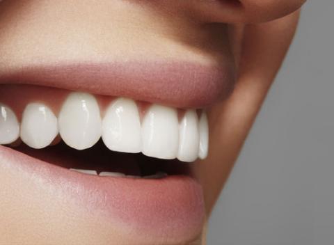 Postarajte sa o váš krásny a zdravý úsmev. Profesionálna dentálna hygiena s pieskovaním, ako prevencia proti zápalovým ochoreniam v ústach. 