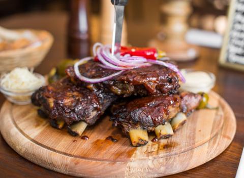 Kilové grilované rebierka s pivom alebo kofolou v Slovenskej pivárni v centre Bratislavy. Pochúťky s tradičnej slovenskej kuchyne.