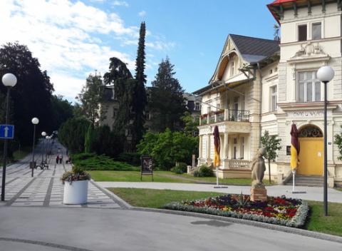 Oddychujte v najkrajších moravských kúpeľoch v Luhačoviciach. Pobyt v hoteli Litovel*** s polpenziou, masážou a vstupom do soľnej jaskyne.