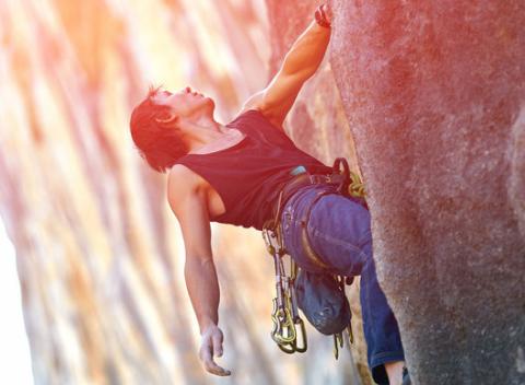 Celodenné zážitkové lezenie na skale vo voľnej prírode v okolí Košíc. Zbav sa stereotypu a na chvíľu vypni z preľudneného hlučného mesta.   