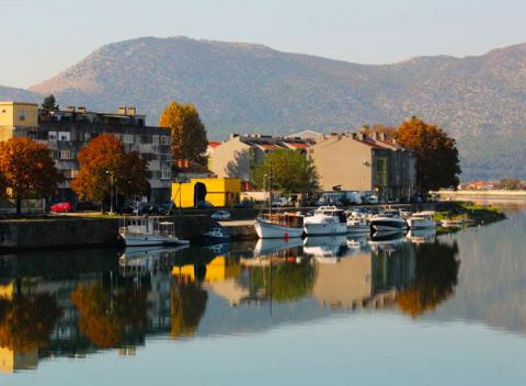 Pokojná dovolenka na juhu Chorvátska na brehu rieky Neretva. Pobyt s polpenziou v komfortnom hoteli Narona v meste Metković.