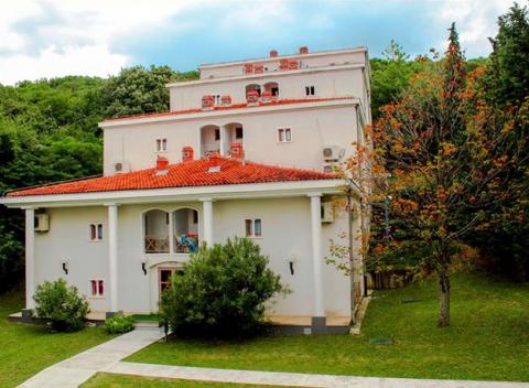 Hľadáte miesto, kde môžete stráviť pokojnú dovolenku? Na chorvátskom ostrove Krk na vás čaká útulný rodinný hotel Delfin** s polpenziou.