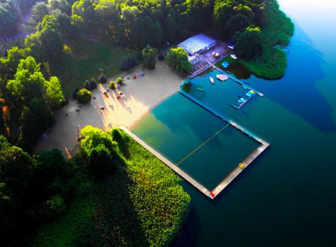 Vyberte sa za novými zážitkami na západ Poľska. Pobyt s polpenziou a wellness v hoteli Trzy Jeziora pri Wieleśkom jazere.