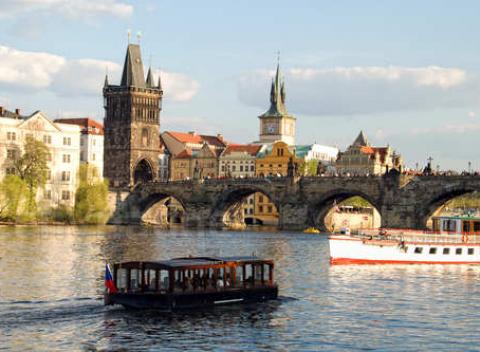 Spoznajte stovežatú Prahu. Komfortné ubytovanie pre dvoch vám poskytne 4* hotel Barceló, s raňajkami a plavbou po Vltave v cene.
