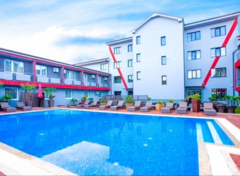 Parádny letný pobyt v hoteli Sun**** pár krokov od pláže Slnečných jazier v Senci. Čaká vás polpenzia so vstupom do bazénov a areálu jazier.