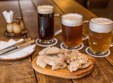 Doprajte si tradičné slovenské pochúťky. Nádielka 3 pív v Staroslovienskom pivovare a k tomu škvarková nátierka s domácim a chlebom.
