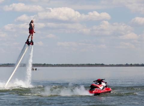 Úvodný kurz flyboardingu v trvaní 20 minút. Zalietajte si nad vodnou hladinou Šíravy a užite si pohľad zhora ako málokto.