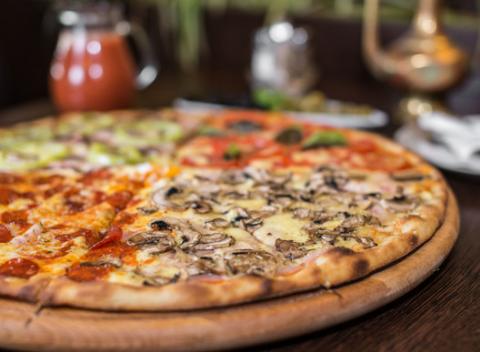 Akákoľvek pizza z jedálneho lístka až do veľkosti 1200 g. Čerstvo upečenú a chrumkavú si ju môžete vychutnať v príjemnej pivárni Fratello.