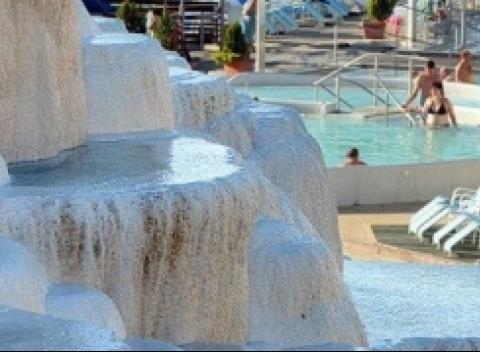 Čo poviete na rozmaznávanie v soľných termálnych kúpeľoch Egerszalók v Maďarsku? Liečivý pobyt na 3 alebo 4 dni pre 2 osoby.