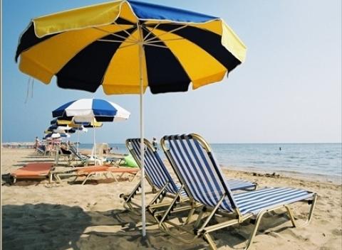 Buďte na dovolenke pripravený a vyberte si zo šiestich farebných slnečníkov s vyklápacím kĺbom. Slnečník je široký 140 cm.