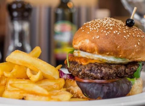 Hovädzí Va Bene burger alebo vegetariánsky burger Porto Bello sú špeciality, na ktorých si pochutíte v Business Hotel Blue Bratislava.
