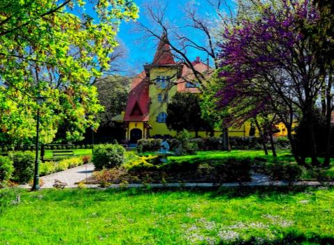 Relax v romantickom zámočku obklopenom parkom a vinicami. Dovolenka v 4* hoteli s wellness, polpenziou a ochutnávkou vína neďaleko Balatonu.