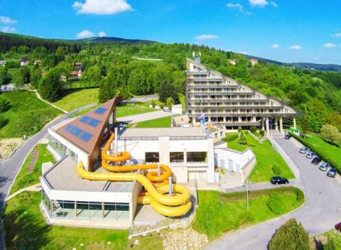 Hotel Interferie s vlastným aquaparkom pre skvelú rodinnú dovolenku, s polpenziou v juhozápadnej časti Poľska, neďaleko mesta Jelenia Góra.