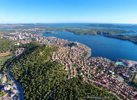 Nezabudnuteľné prázdniny pri Jadranskom mori. Pobyt pre 4 osoby v rodinných domčekoch v sosonovom lese, neďaleko pobrežia v mestečku Vodice.