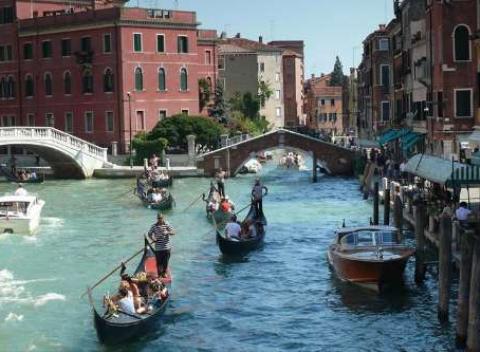 Nádherné jazero Garda, historická Verona a neopakovateľné Benátky. Vyberte sa spoznávať krásy a pamiatky Talianska.