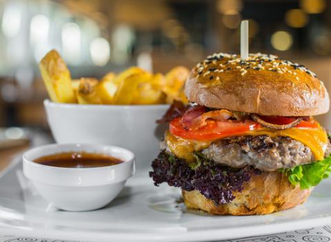 Hovädzí burger v domácej žemli v bistre na jednotku. Z kvalitných surovín, v domácej žemli, so steakovými hranolkami a BBQ omáčkou.