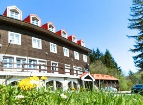 Najkrajšiu časť pohoria Malá Fatra si užijete v hoteli Pod Sokolím v Terchovej. Dovolenka s dvoma deťmi do 12 rokov zdarma a polpenziou.