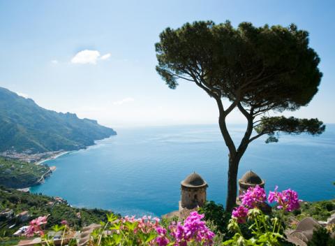 Užite si naplno taliansku pohostinnosť, skvelé jedlo a odpočinok na pláži v Hoteli Europa v malebnom mestečku Castellammare di Stabia. 