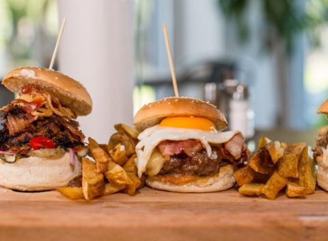 Chutné slider burgery a remeselné pivo z minipivovarov alebo limonáda v Estévéčke. Prídte si pochutnať na skvelej pochúťke. 