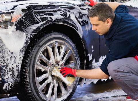 Kompletné umytie exteriéru, interiéru, či tepovanie sedačiek auta. Doprajte luxus vášmu štvorkolesovému miláčikovi. 