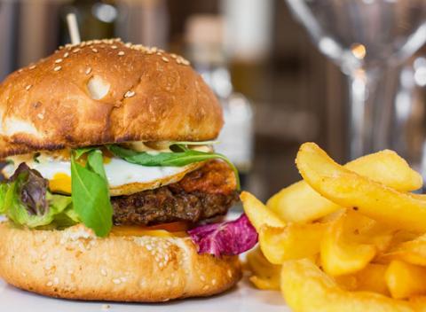 Hovädzí Va Bene burger alebo vegetariánsky burger Porto Bello. Čerstvé a kvalitné suroviny a nápadité chute v reštaurácii Hotela Blue. 