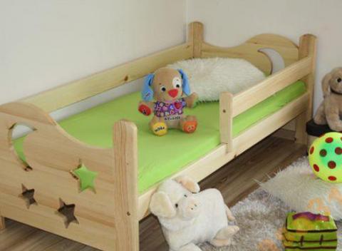 Nádherne vyrezávaná postieľka Hviezdička z kvalitného masívneho dreva borovice vrátane matraca a roštu. Vyberte deťom ten pravý obláčik.